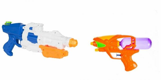 Que donner à un garçon de 5 ans pour son anniversaire: un pistolet à eau ou un blaster