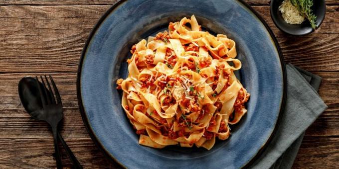 Pâtes bolognaises au bœuf et au vin