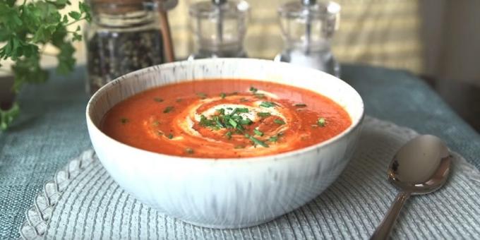 Tomate soupe au chou-fleur, le poivron, l'oignon et l'ail: recette facile
