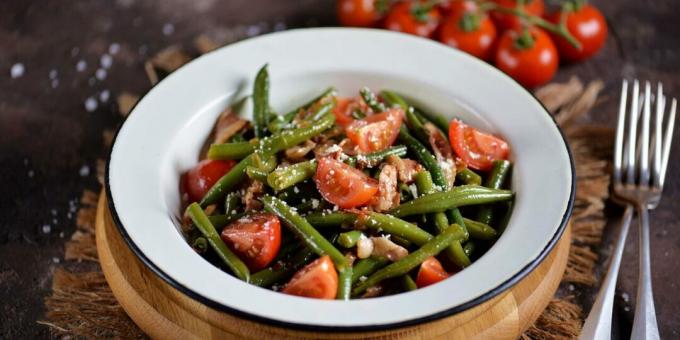 Salade aux haricots verts, tomates cerises et bacon