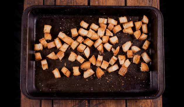 Comment faire une fondue au fromage: faites sécher votre pain au four
