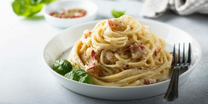 Pâtes carbonara au fromage à la crème et bacon