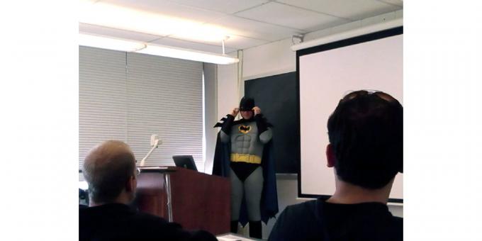 Maître dans un costume de Batman
