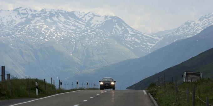 La route par le col de l'Oberalp en Suisse
