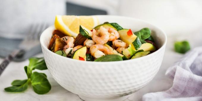 Salade aux crevettes, courgettes et tomates