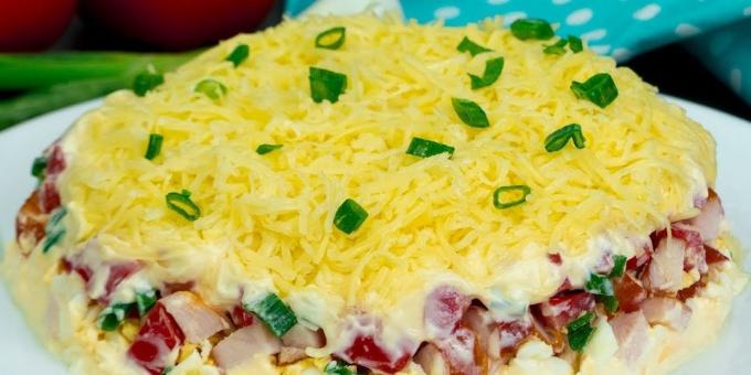 Salade de poulet fumé, tomates et fromage: recette facile