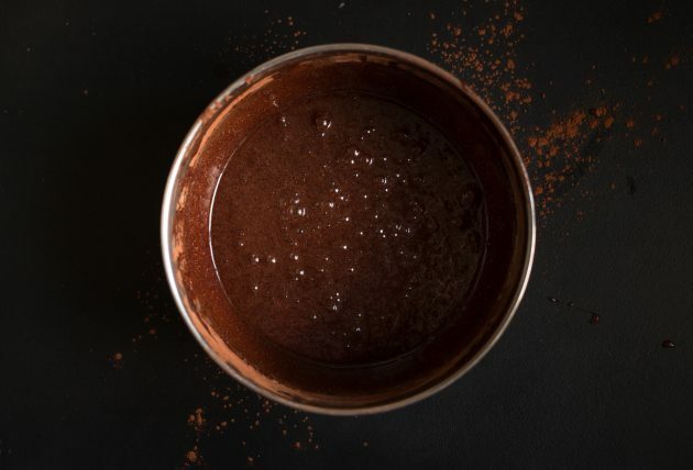 Recette de brownie au cacao et au fromage à la crème: mélanger la masse obtenue avec des ingrédients secs tamisés
