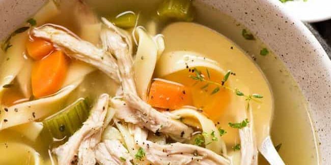 soupe de céleri avec des nouilles de poulet et des œufs