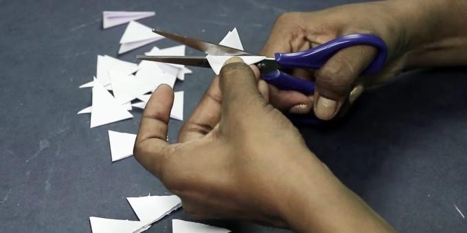Carte d'anniversaire avec vos propres mains: triangles coupés du papier blanc
