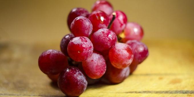 fruits et baies utiles: les raisins
