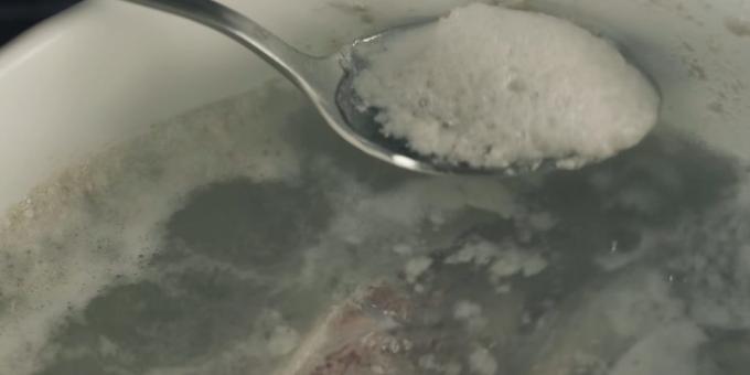La recette pour l'étape borscht: avant ébullition, retirer l'écume