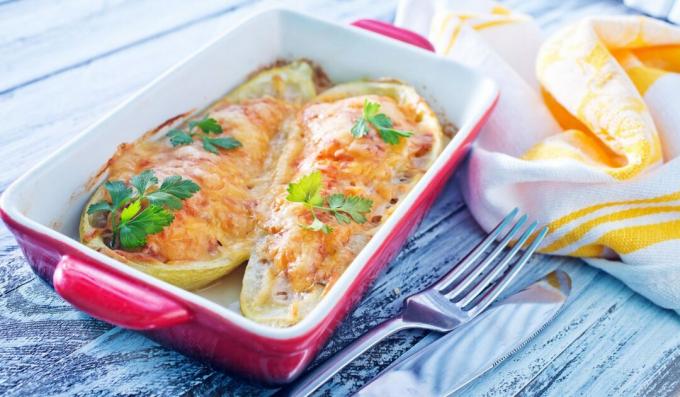 Courgettes avec viande hachée, fromage et sauce marinara