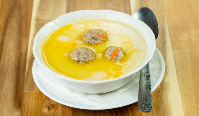 Soupe au fromage avec boulettes de viande