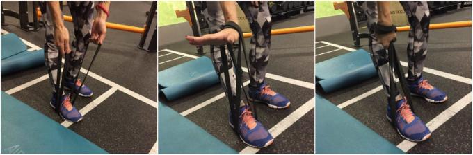 Exercices avec bande de caoutchouc: stretching trapèzes