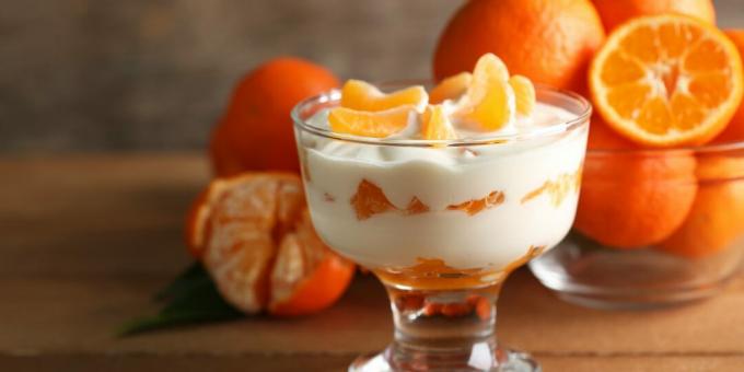 Dessert délicat de mandarines pour créer l'ambiance du Nouvel An