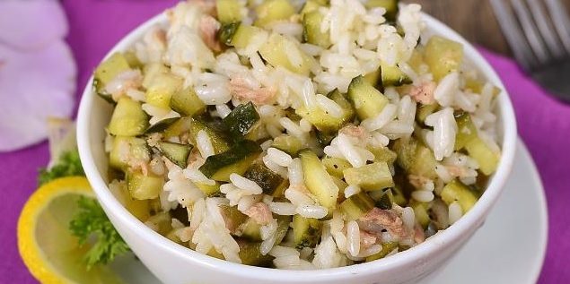 Salade de riz, le thon et les concombres marinés