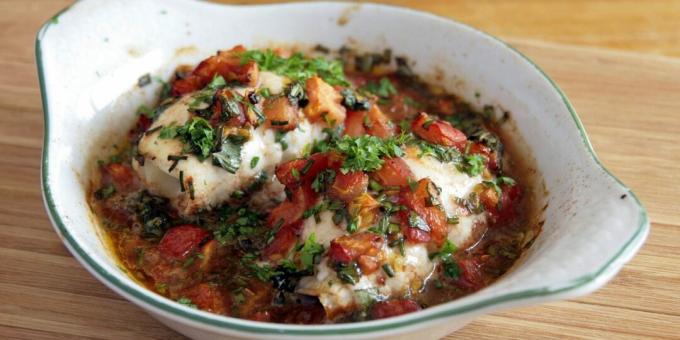 Poisson blanc cuit au four avec tomates