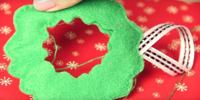 jouets de Noël avec leurs propres mains: cousez les bords et ajouter une boucle