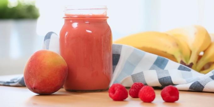 Smoothie à la pêche, la banane et les framboises