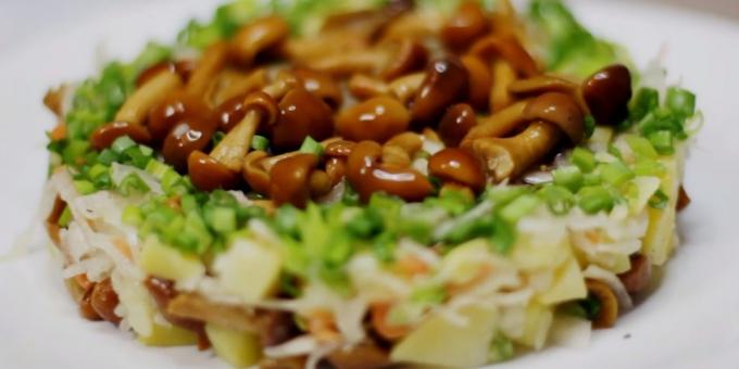 Salade de pommes de terre maigre, la choucroute et les champignons marinés