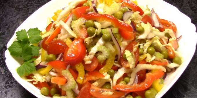 Salade de pois verts, les poivrons, le céleri et les tomates