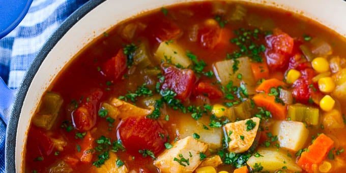 Recette soupe au poulet avec des tomates, des pommes de terre et la coriandre