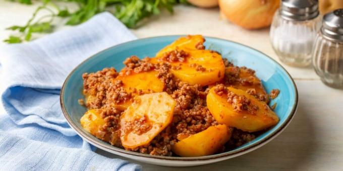 Pommes de terre à la viande hachée dans une poêle à la turque