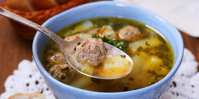 Soupe aux boulettes de viande dans une mijoteuse