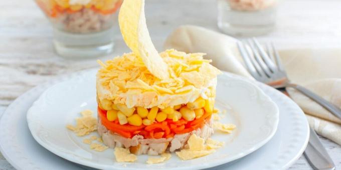 Salade au poulet fumé, carottes coréennes et frites