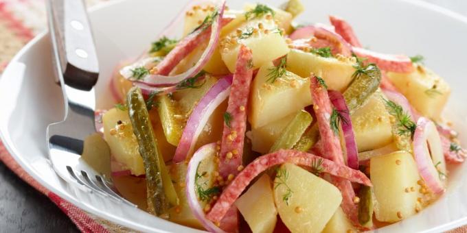 Salade de cornichons, pommes de terre et des saucisses