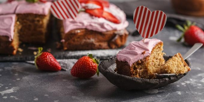 Gâteau au yaourt avec glaçage aux fraises