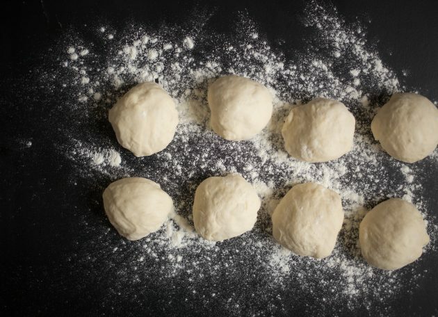 Gâteaux naans indiens fourrés au caillé: divisez la pâte molle en 6-8 morceaux
