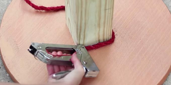 Comment faire un poteau à gratter: attacher une corde