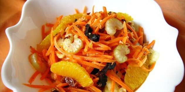 Salade de carottes, les oranges, le céleri, les noix et les fruits secs