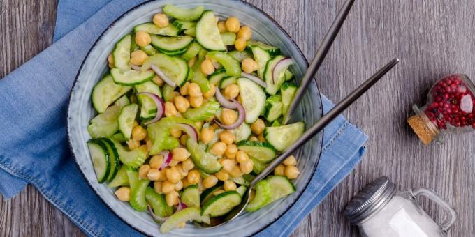 Salade de céleri, pois chiches et concombres