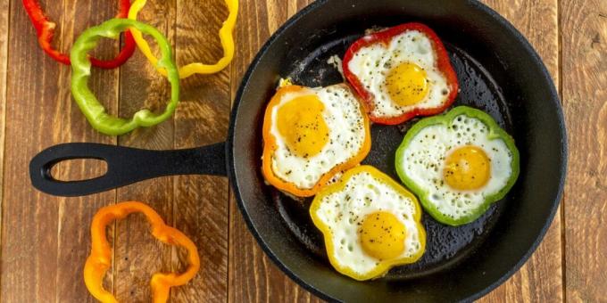 Oeufs brouillés aux poivrons doux dans une poêle