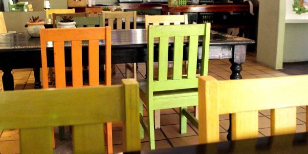 accents de couleur à l'intérieur: chaises
