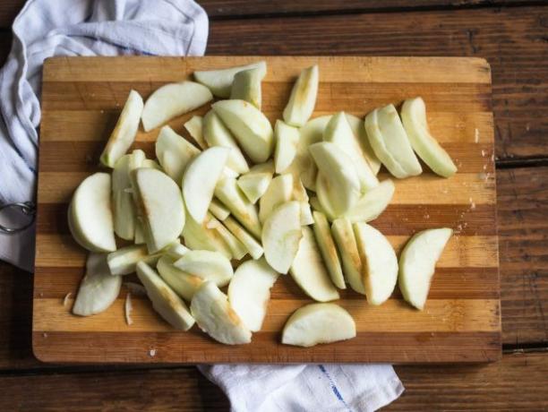 Tarte taten aux pommes: recette. Hacher les pommes