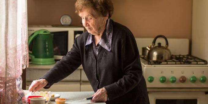 aider les personnes âgées à organiser leur vie quotidienne: prendre soin de la sécurité de la cuisinière à gaz