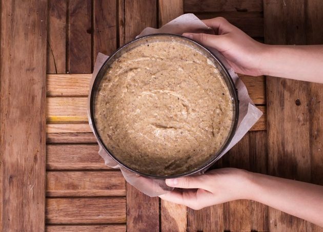 Recette de gâteau italien aux noix: étalez la pâte dans un moule