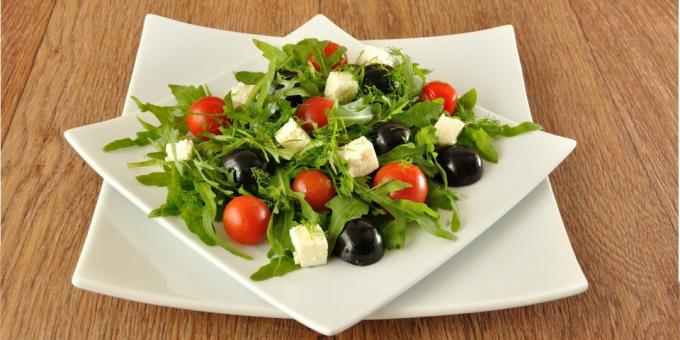 Salade aux raisins, roquette et fromage: une recette simple