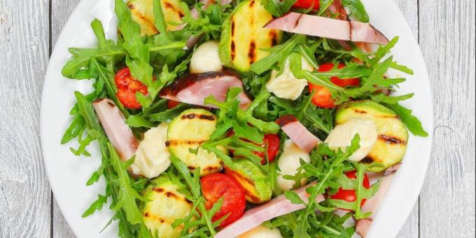 Salade de courgettes, viande et tomates