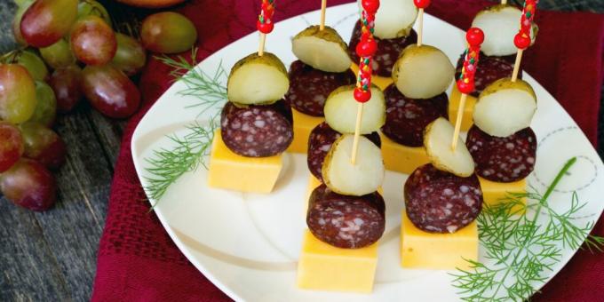 Canapés avec saucisses, pommes de terre et fromage