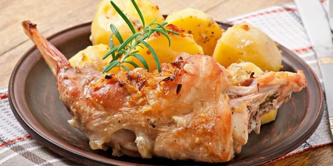 Lapin au four avec oignons et pommes de terre: une recette simple